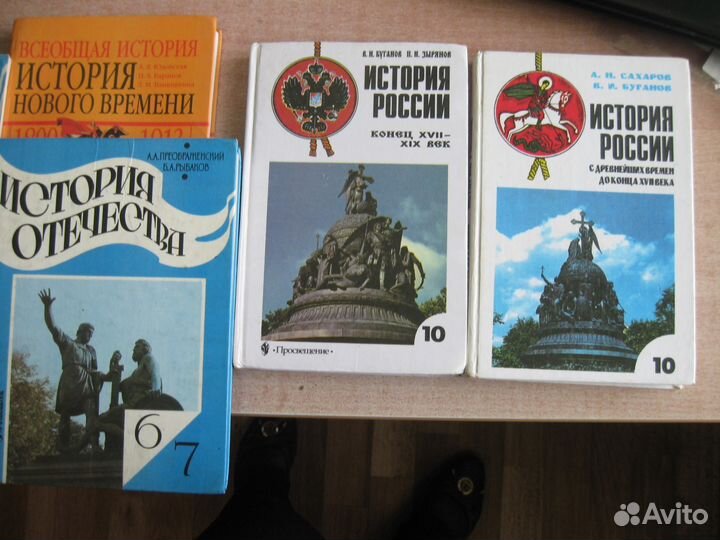 Школьные учебники 3-11 кл много