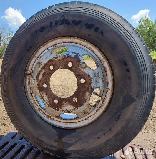 Шины с дисками для грузового автомобиля