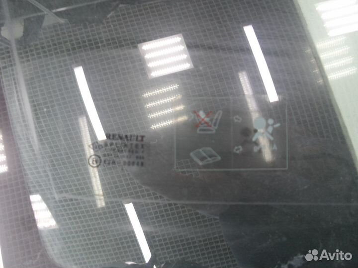 Стекло передней двери Renault Clio R