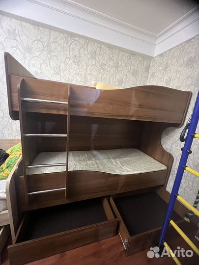 Кровать двухьярусная