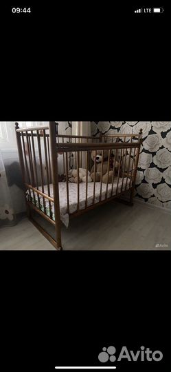 Детская кроватка с маятником