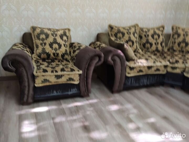 Холл угловой