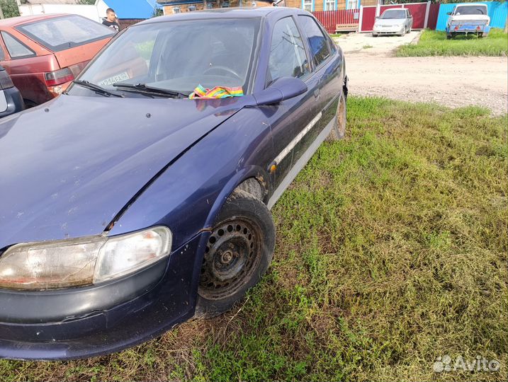 Opel Vectra 2.0 МТ, 1996, битый, 264 000 км