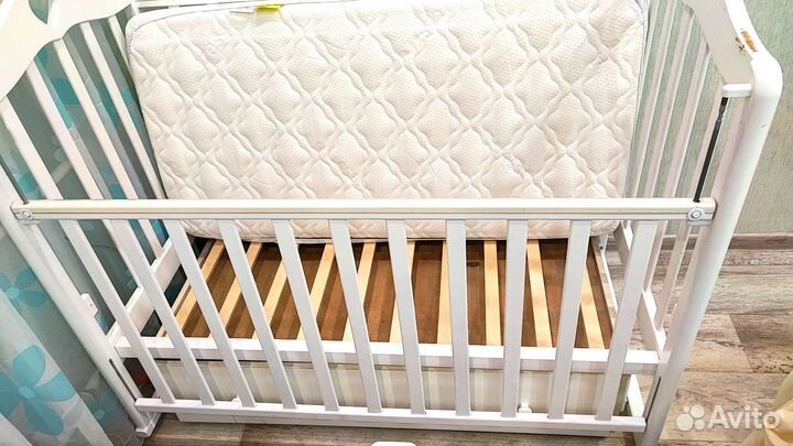 Детская кроватка с универсальным маятником