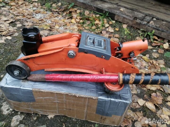 Нерабочий подкатной домкрат airline AJ-2F-320