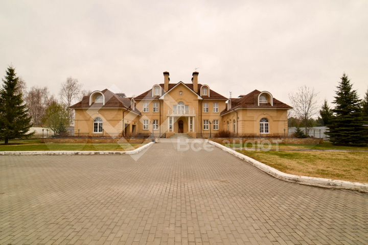 Дом 1500 м² на участке 30 сот.