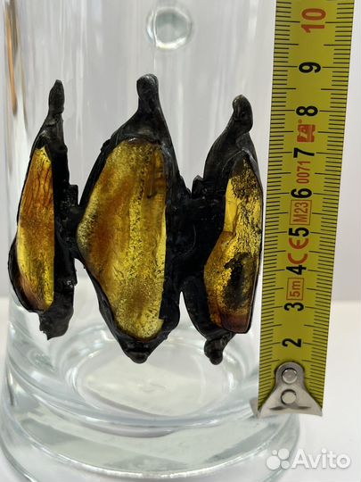 Пивной бокал с янтарем