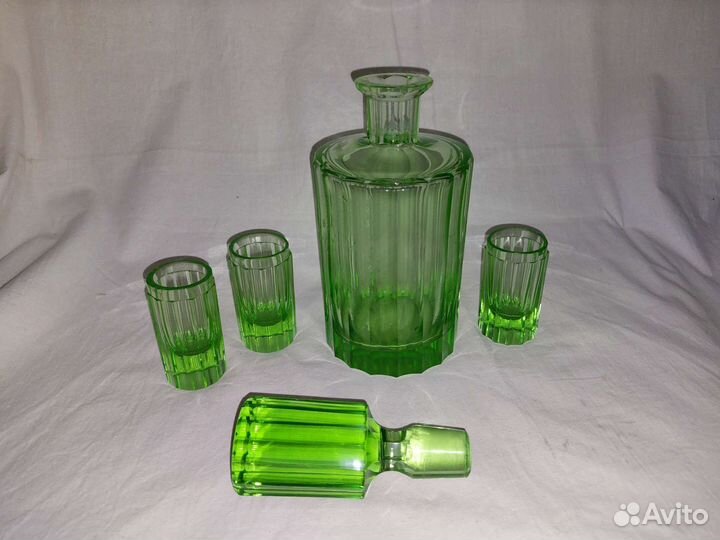 Графин зелёный с рюмками