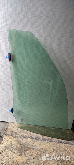 Боковое стекло левое Toyota Land Cruiser Prado
