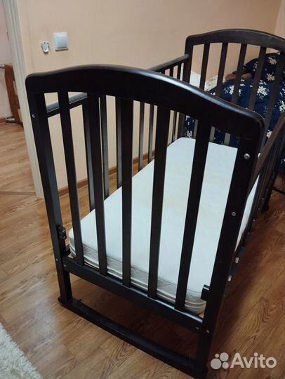 Детская кроватка с маятником