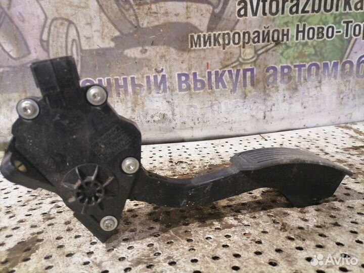 Педаль газа Toyota RAV4