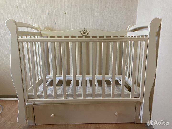 Детская кроватка с универсальным маятником