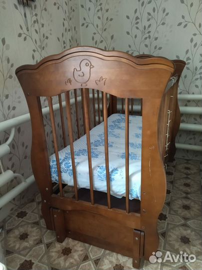 Детская кроватка с маятником и ящиком