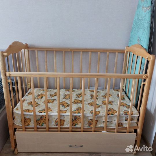 Детская кроватка с матрасом и ящиком