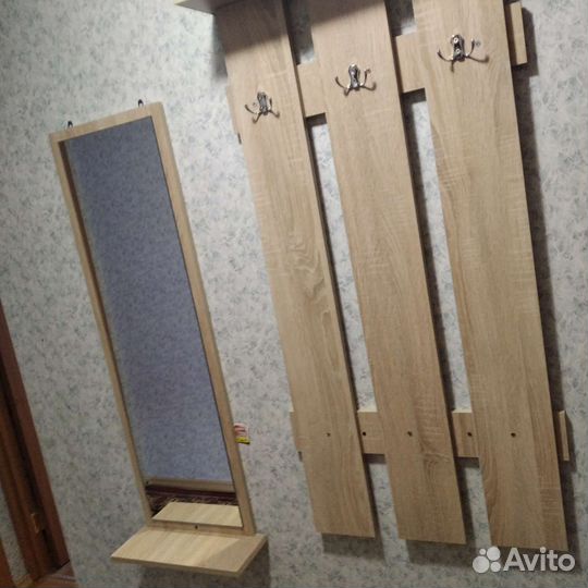Вешалка и зеркало