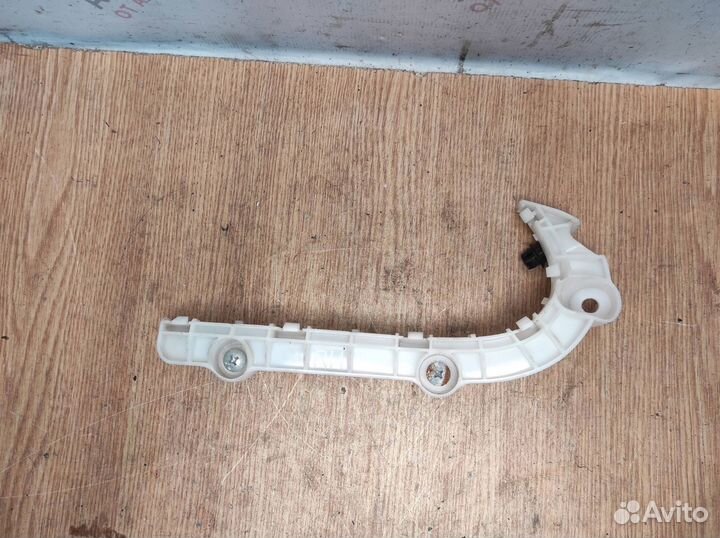 Кронштейн переднего бампера правый mitsubishi Ou