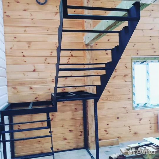 Лестница на металлокаркасе на центральном косоуре
