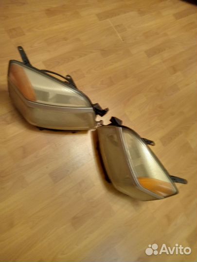 Фары на Тайота Вокси AZR60