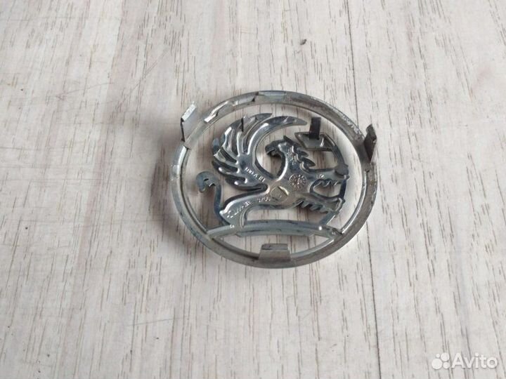 Эмблема в решетку радиатора передняя Opel Astra H