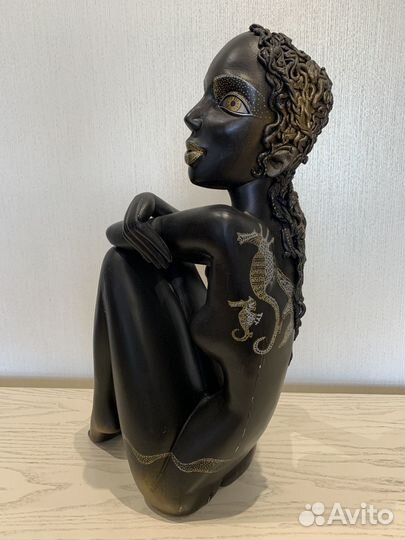 Фигурка негритянки (дерево)