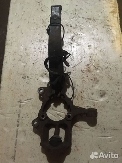 Кулак передний левый джип гранд чероки Wk2