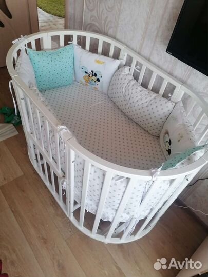 Детская кроватка с маятником