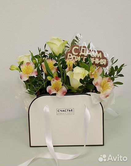 Букет цветов S в сумочке с шоколадом