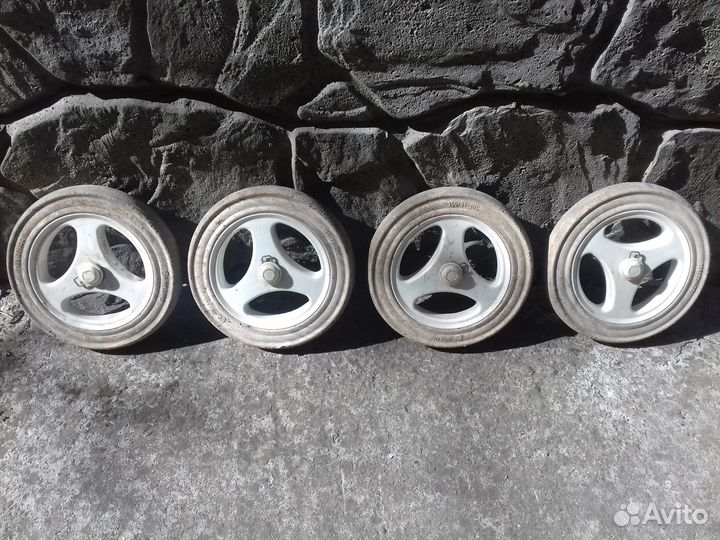 Колеса для детской коляски или тележек,тачек и т.д