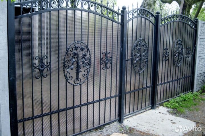 Кованные распашные ворота с забором