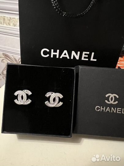 Серьги chanel в упаковке бренда