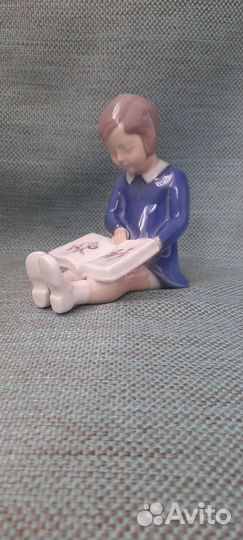 Статуэтка девочка с книжкой, Дания