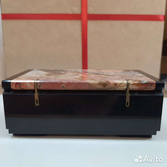 Шкатулка из яшмы