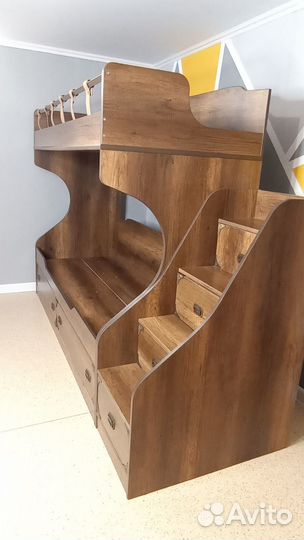 Двухъярусная кровать с приставной лестницей