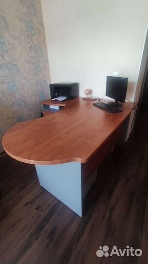 Стол офисный руководителя с тумбой