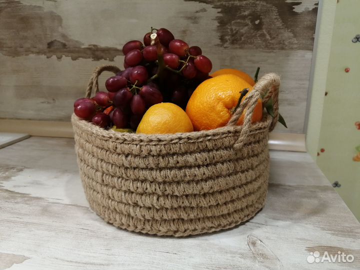 Джутовая корзина вязаная