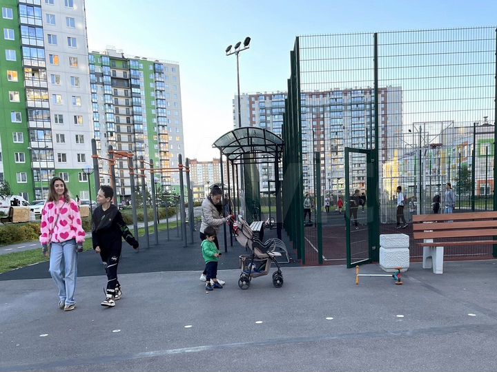 Помещение рядом с детской площадкой