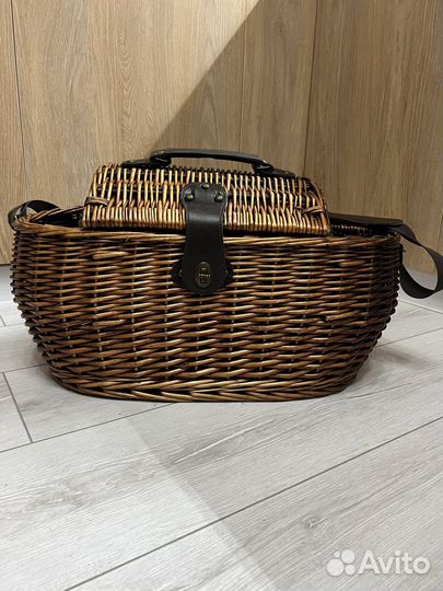 Корзина для пикника с посудой и пледом