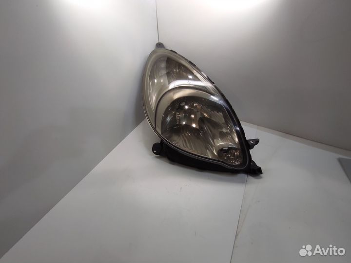 Фара передняя правая Тойота Фанкарго. Галоген
