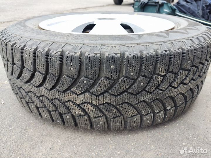 Bridgestone Blizzak Spike-01 195/65 R15 и 195/65 R15
