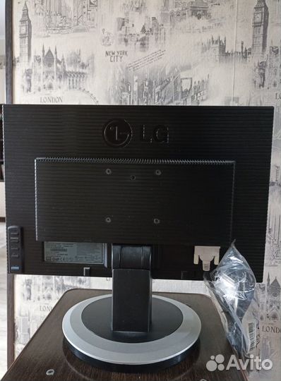 Монитор LG 19