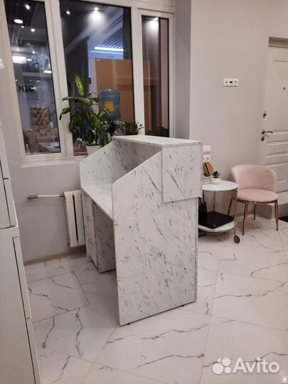 Стойка ресепшн