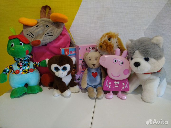 Игрушки, рюкзачок, резинки для девочки пакетом