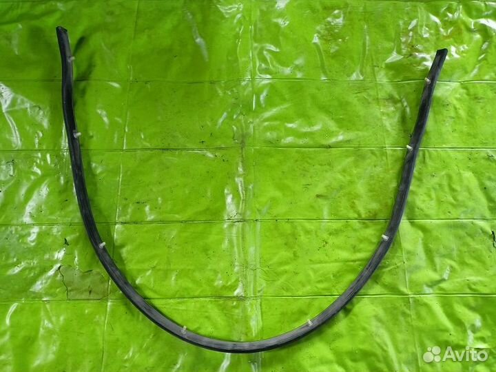 Уплотнитель капота задний Nissan Tiida 2004-2014г