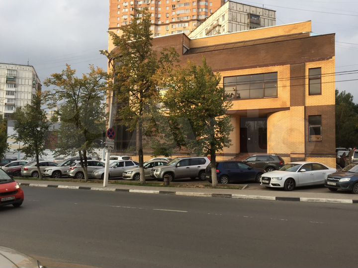 Отдельно стоящее здание, 1600 м²