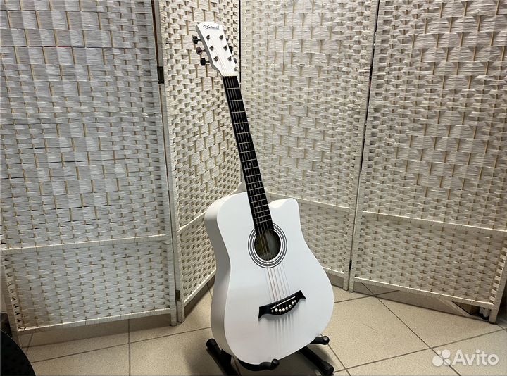 Гитара белая