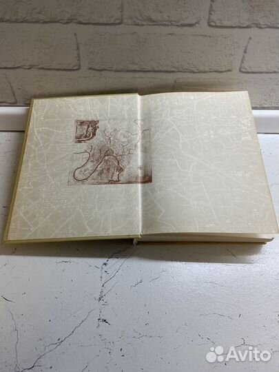 Книга Москва: диалог путеводителей