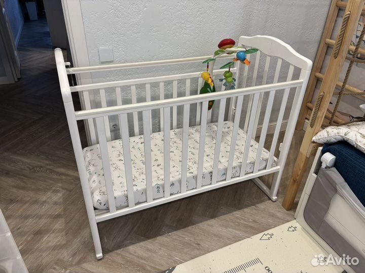 Детская кроватка с маятником