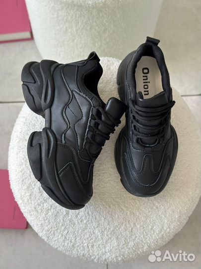 Кроссовки женские