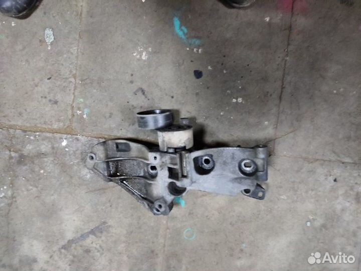 Кронштейн генератора Renault Megane 2