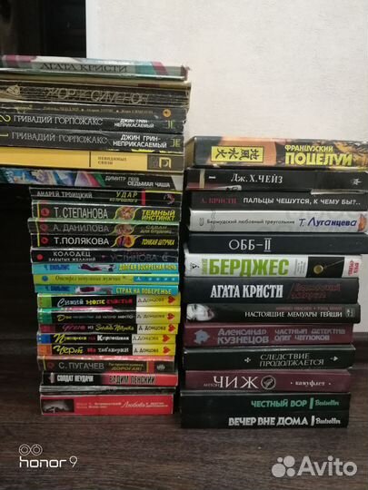 Книги детективы мягкий переплёт,твёрдой обложке